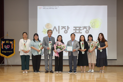 주광덕 남양주시장(왼쪽 다섯번째) 1일 두레울 사회적협동조합 창립 10주년 기관표창 수여