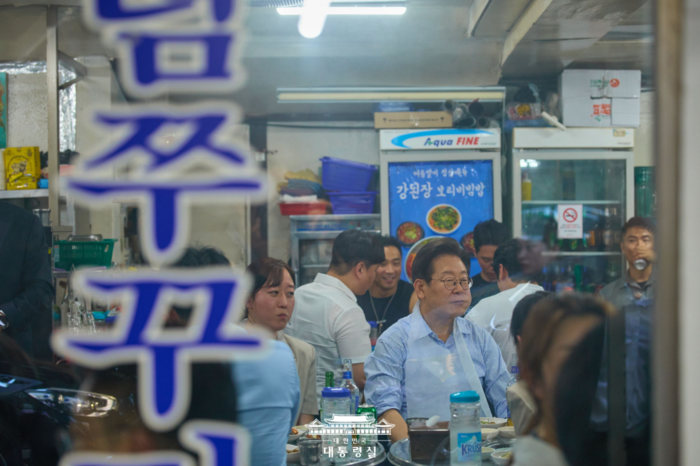 이재명 대통령이 7월 11일 저녁 서울 광화문 인근 한 식당에서 '대통령과 외식합시다' 행사를 갖고 일반 시민, 대통령실 직원과 식사하고 있다.