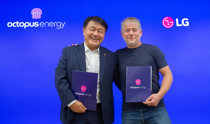 윤태봉(왼쪽) LG전자 해외영업본부장(부사장)과 그레그 잭슨 옥토퍼스 CEO 겸 설립자가 기념 촬영을 하고 있다.