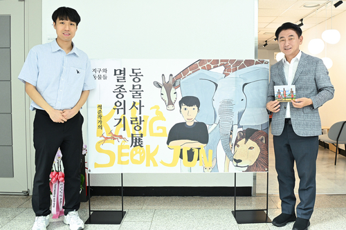 김동근 의정부시장(오른쪽)-발달장애인 강석준 화가