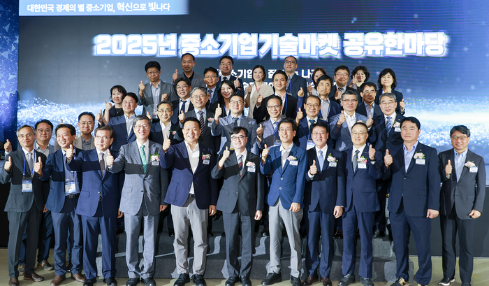 최원목 신용보증기금 이사장(왼쪽에서 네 번째)과 임기근 기획재정부 제2차관(왼쪽에서 여섯 번째) 및 참석자들이 기념촬영을 하고 있다.