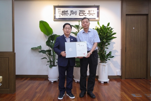 주광덕 남양주시장(왼쪽) 3일 이석호 한국환경영향평가학회 이사에게 정책자문관 위촉장 수여