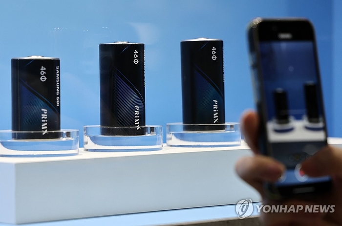 지난 3월 서울 강남구 코엑스에서 열린 '인터배터리 2025' 삼성SDI 부스에 원통형 배터리가 전시돼 있다.