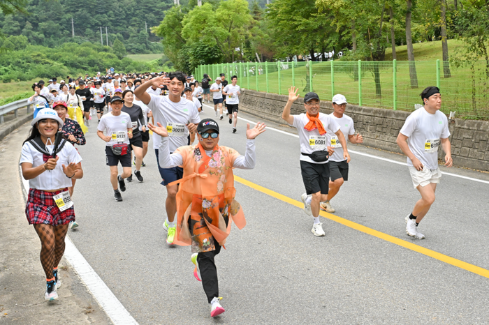 이봉주 선수와 김요한 홍보대사는 참가자들과 함께 5km 코스
