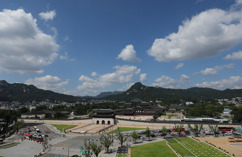 서울 종로구 대한민국역사박물관 옥상에서 바라본 광화문광장 일대 하늘이 푸르게 펼쳐져있다. 연합뉴스