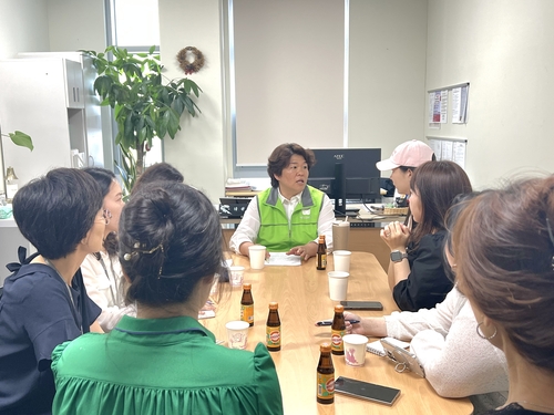 박선미 하남시의회 의원(가운데) 동물보호 현장 봉사자-하남시 담당부서와 간담회 운영