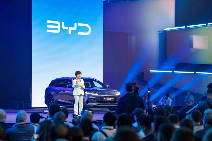 BYD 씰 6 DM-I 투어링 유럽 최초 공개@IAA 모빌리티 2025 (2)