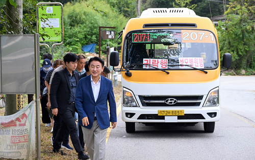 김동근 의정부시장 9일 자일동 자일산림욕장 현장 점검 위해 마을버스 207-1번 하차