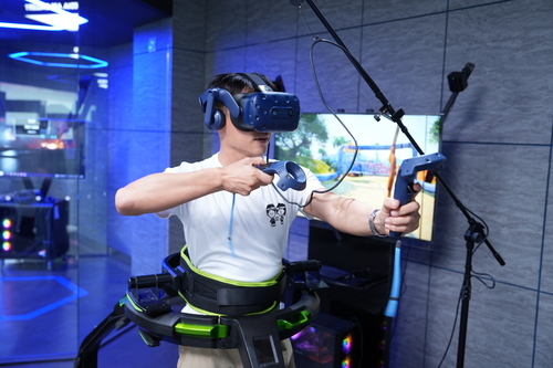 경복대학교 미디어아트센터에서 VR-AR Test Lab에서 VR 기기를 체험하는 구리남양주교육지원청 재직자