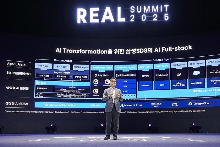 이준희 삼성SDS 대표이사(사장)가 '리얼 서밋 2025'에서 기조연설을 진행하고 있다.