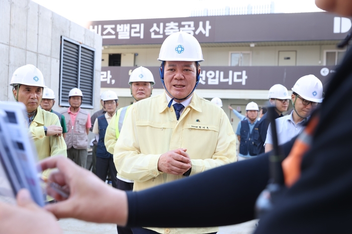 최대호 안양시장 10일 호계동 범내지구 주택 건설 현장 안전점검