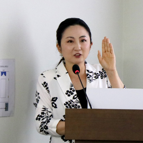 임은정 공주대학교 국제학부 교수가 15일 서울 여의도 국회의원회관에서 열린 '북극항로와 자원안보에 미치는 영향' 세미나에서 발표하고 있다.