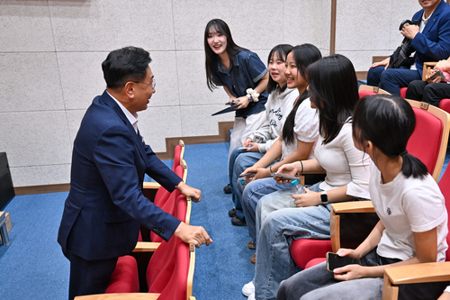 전진선 양평군수(왼쪽) 2025 양평군 청소년 종합예술제 참관