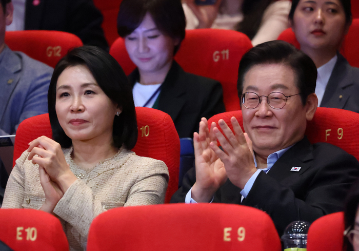 부산국제영화제 찾은 이재명 대통령 부부