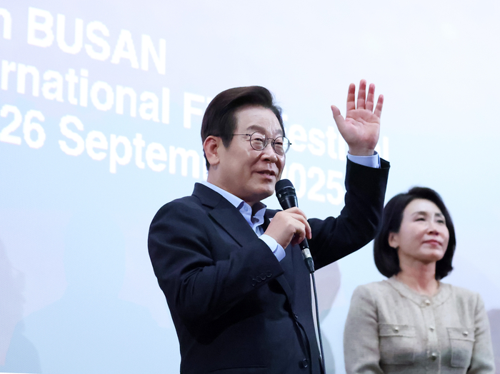 영화 관람객에게 인사하는 이재명 대통령
