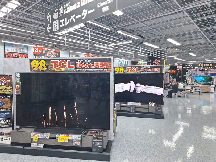 일본 도쿄에 있는 요도바시카메라 매장에 TCL TV가 전시돼 있다. 일본 전자제품 매장 TV 코너 '명당' 자리는 대부분 TCL이나 하이센스 제품이 차지하고