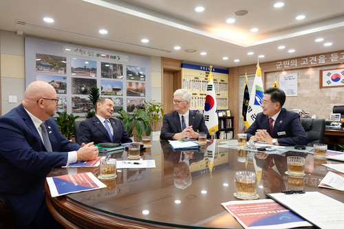 전진선 양평군수(오른쪽) 17일 지평리 전투 관련 프랑스 인사들 접견