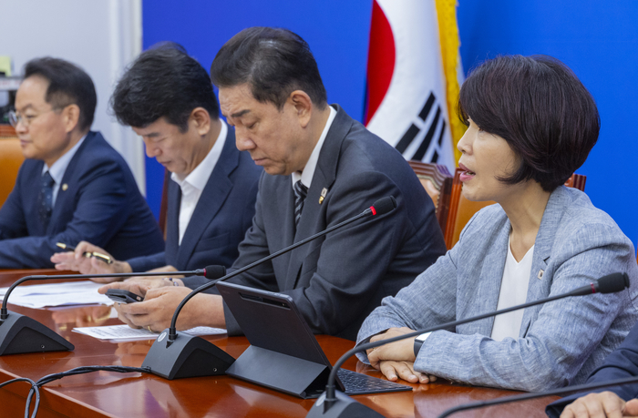 정책조정회의에서 발언하는 한정애 정책위의장