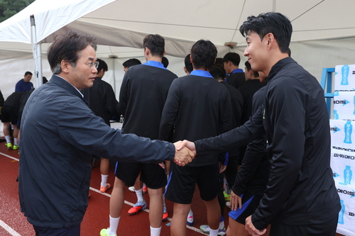이동환 고양특례시장(왼쪽)-손흥민 축구 국가대표팀 선수