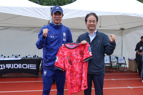 이동환 고양특례시장(오른쪽)-홍명보 축구 국가대표팀 감독