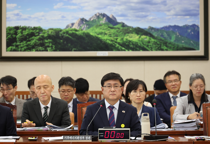 김성환 기후에너지환경부 장관이 14일 서울 여의도 국회에서 열린 기후에너지환경위원회 국정감사에 출석해 있다
