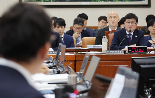 김성환 기후에너지환경부 장관이 14일 서울 여의도 국회에서 열린 기후에너지환경위원회 국정감사에서 의원 질의에 답하고 있다