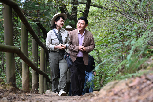 김동근 의정부시장 14일 북한산국립공원 의정부 구간(회룡탐방로)에서 국립공원공단 자연환경해설사와 함께하는 현장 탐방 및 소통 운영