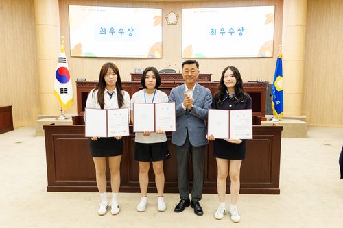 2025 안산청소년의회 15일 정책 발표와 평가에서 최우수상 수상자와 김재국 안산시의회 부의장(왼쪽 세번째)