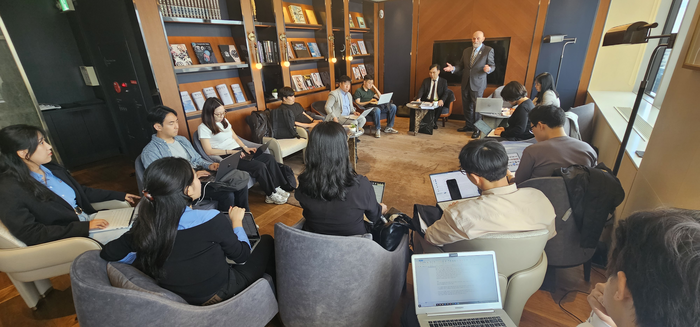 서울 강남구 삼성동 소재 인터컨티넨탈 그랜드 서울 파르나스 호텔에서 기자 회견을 열고 발언 중인 찰스 허만(Charles Herrmann) 허만 로 그룹(HERRMANN LAW GRO