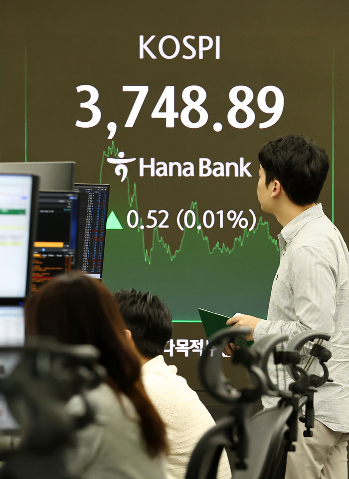 코스피 0.52p(0.01%) 오른 3,748.89 장 종료