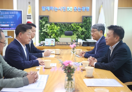 박승원 광명시장(왼쪽) 16일 집무실에서 송치영 포스코이앤씨 사장(오른쪽)을 만나 시민 안전을 최우선으로 투명하고 책임 있는 공사 요청