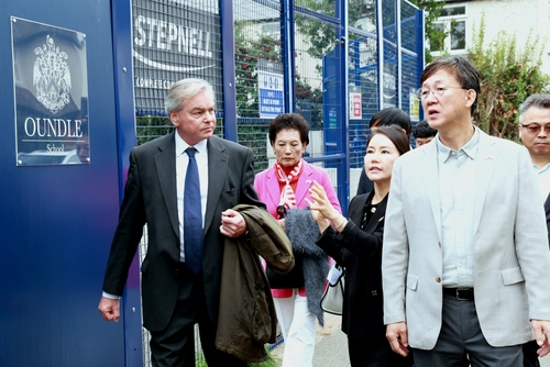 이민근 안산시장(오른쪽) 17일 영국 명문 사립학교 온들스쿨 투어