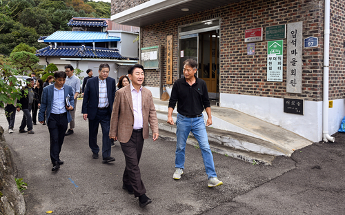 김동근 의정부시장 16일 가능동 입석마을 정주환경 개선 3주년을 맞아 주민들과 함께 달라진 마을 모습 점검