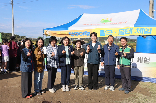 시흥시의회 교육복지위원회 17일 '시흥시학교급식지원센터 체험학습'-'한국4-H시흥시본부 호조벌 벼베기 행사' 참석