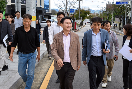 김동근 의정부시장 16일 가능동 입석마을 정주환경 개선 3주년을 맞아 주민들과 함께 달라진 마을 모습 점검