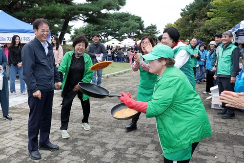이동환 고양특례시장 18일 능곡-정발산-풍산동 마을축제에서 주민과 소통