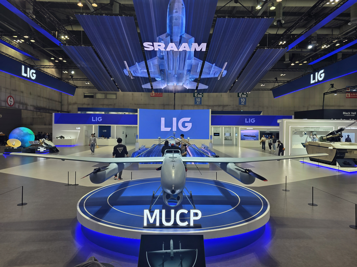 ADEX 2025 LIG넥스원 부스 전경. 가운데에 중형무인기 공통 플랫폼(MUCP, Medium Unmanned Common Platform)이 전시돼 있다. 사진=LIG넥스원 제공