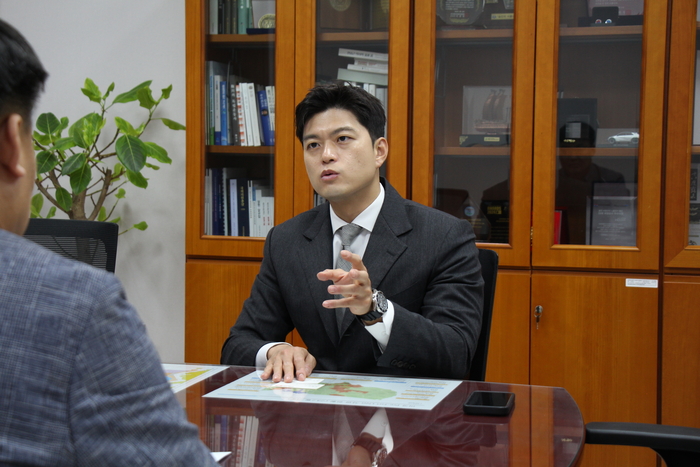 김용태 국민의힘 의원이 서울 여의도 국회에서 에너지경제신문과 인터뷰를 하고 있다.