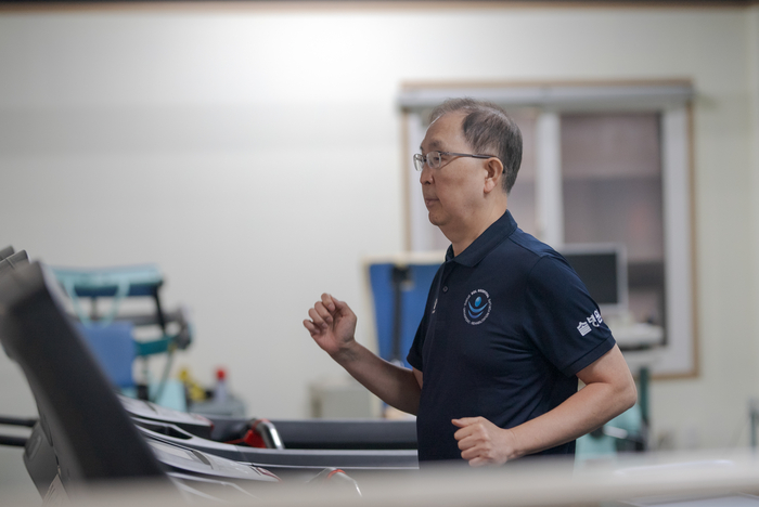 뼈와 근육 에너지를 키우는 좋은 방법은 꾸준한 운동이다. 노년기에는 '근육부자' '뼈부자'가 진정한 부자라고 말하는 나영무 원장이 솔병원 스
