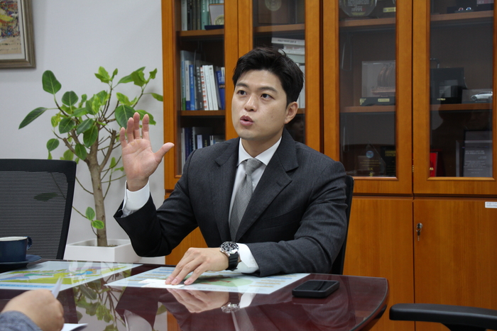 김용태 국민의힘 의원이 서울 여의도 국회에서 에너지경제신문과 인터뷰를 하고 있다.