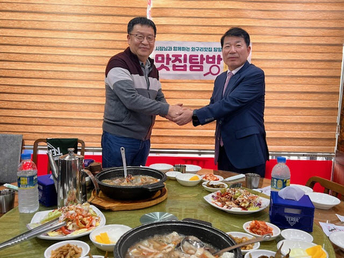 백경현 구리시장(오른쪽) 각 국별 직원들과 매월 1회 와구리맛집 탐방하며 지역 상권 홍보 지원