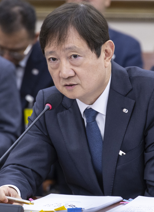 질의에 답하는 이찬진 금융감독원장