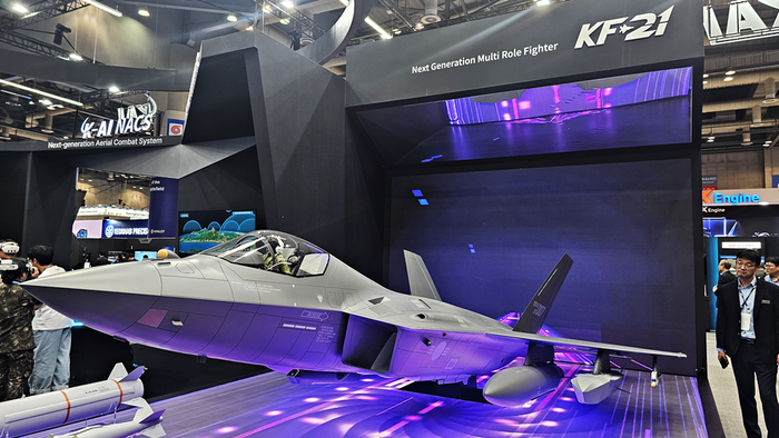 ADEX 2025 한국항공우주산업(KAI) 부스에 배치된 KF-21 보라매 전투기 모형. 사진=박규빈 기자