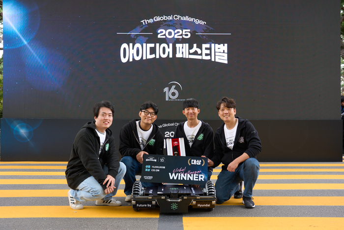 22일 남양연구소에서 열린 '2025 아이디어 페스티벌'에서 '액티브 옴니 내비게이션 트랜스포터'로 대상을 수상한 'ANT 랩'팀이 기념촬영을 하고