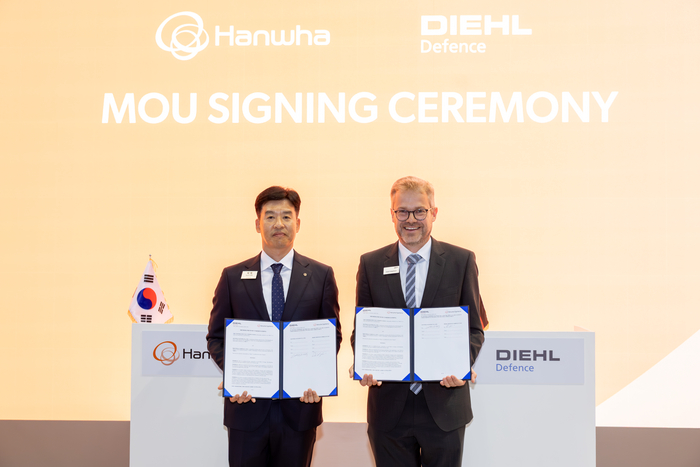 박혁 한화시스템 레이다사업센터장과 다니엘 셰펠만 딜 디펜스(Diehl Defence) 마케팅 담당 부사장은 지난 21일 '아이리스-T SLM 내 다기능레이다(MFR) 공급