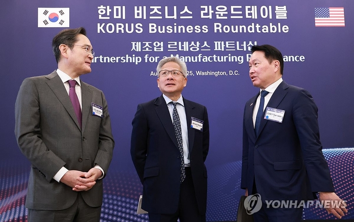 이재용 삼성전자 회장(왼쪽 첫 번째)이 지난달 미국 워싱턴DC 윌라드 호텔에서 열린 한미 비즈니스 라운드 테이블 리셉션에서 젠슨 황 엔비디아 CEO(가