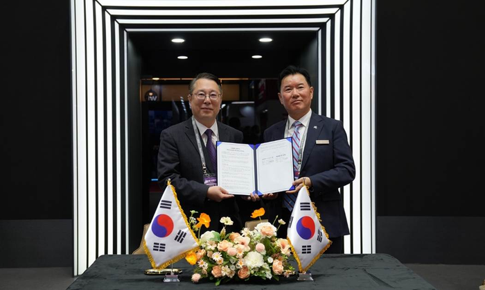 이정모 파블로항공 대표(왼쪽)와 박문영 방산사업총괄(오른쪽)은 지난 22일 ADEX 2025 휴니드 부스에서 '기술 협력 양해 각서'에 서명했다. 사진=파블로