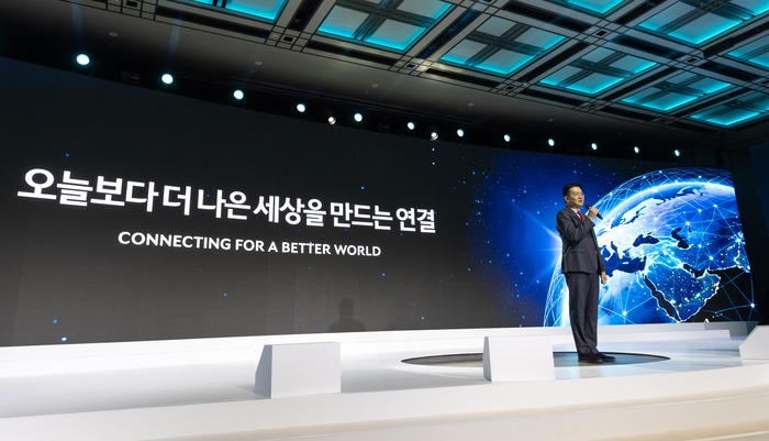 조원태 한진그룹 회장이 대한항공의 슬로건을 배경으로 발언 중인 모습. 사진=한진그룹 제공