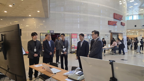 이동환 고양특례시장 22일 공인중개사 연수교육장에서 디지털지도 플랫폼 Gomap에 대한 설명 청취