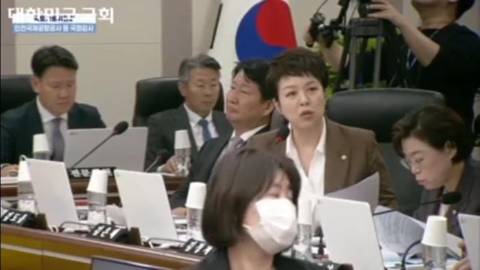 김은혜 국민의힘 의원이 이학재 인천국제공항공사 사장에게 질의하는 모습. 사진=국회 인터넷 의사 중계 시스템 캡처